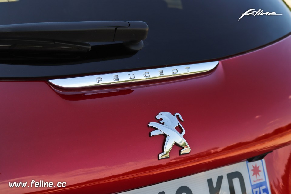 Photo détail volet de coffre Peugeot 208 I Allure Rouge Elixir