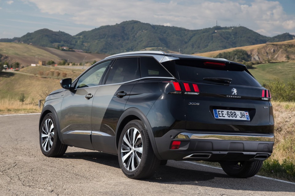 Photo 3/4 arrière Peugeot 3008 II GT Coupe Franche Gris Amazoni