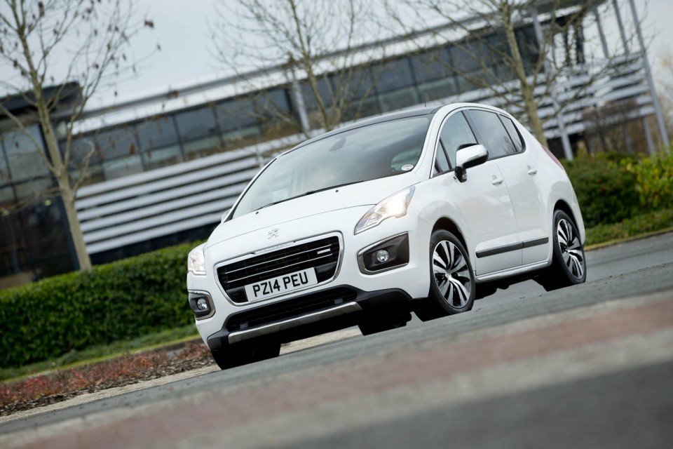 Photo Peugeot 3008 HYbrid4 I Blanc Banquise (restylée 2013) (UK