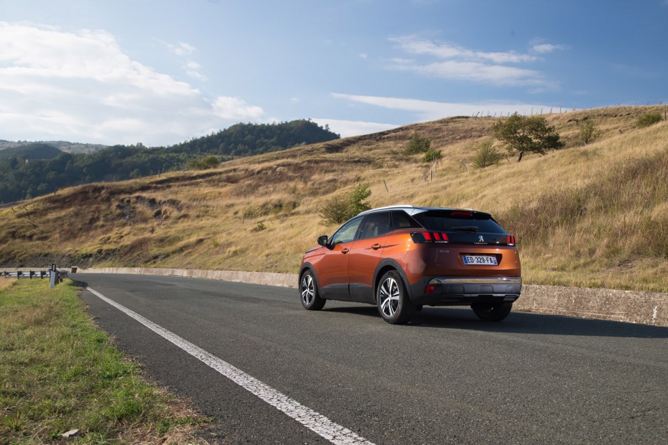 Photo Peugeot 3008 II Allure Metallic Copper - Essais presse 201