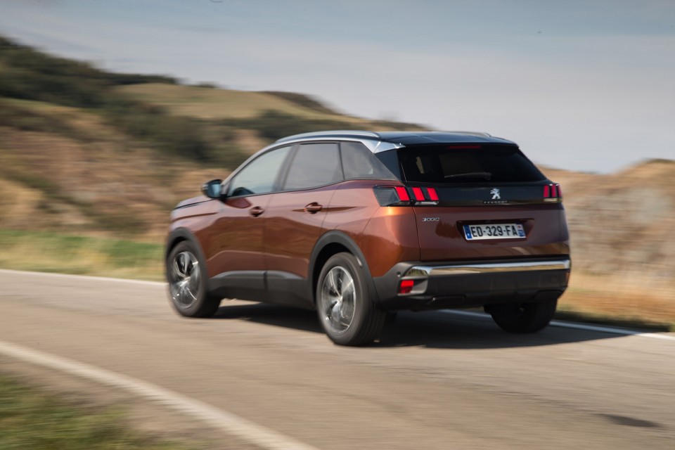 Photo 3/4 arrière Peugeot 3008 II Allure Metallic Copper - Essa