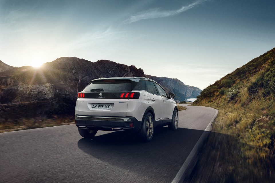 Photo 3/4 arrière Peugeot 3008 II HYbrid 225 restylée (2020)