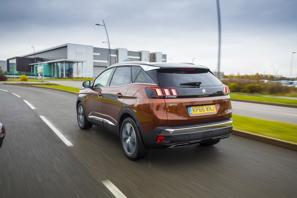 Photo officielle Peugeot 3008 II GT Line Metallic Copper (UK)