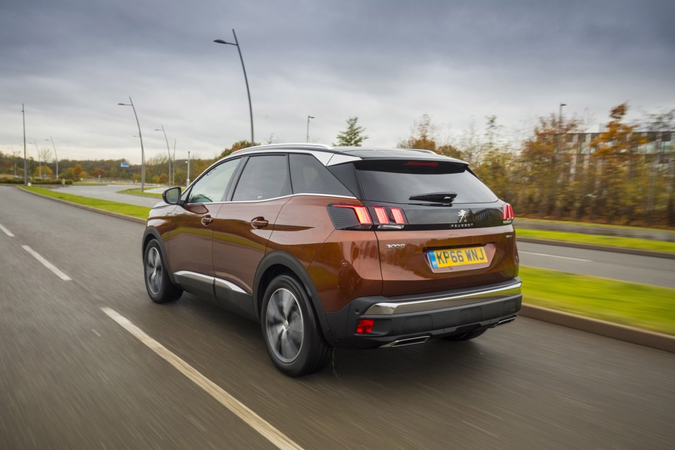 Photo officielle Peugeot 3008 II GT Line Metallic Copper (UK)