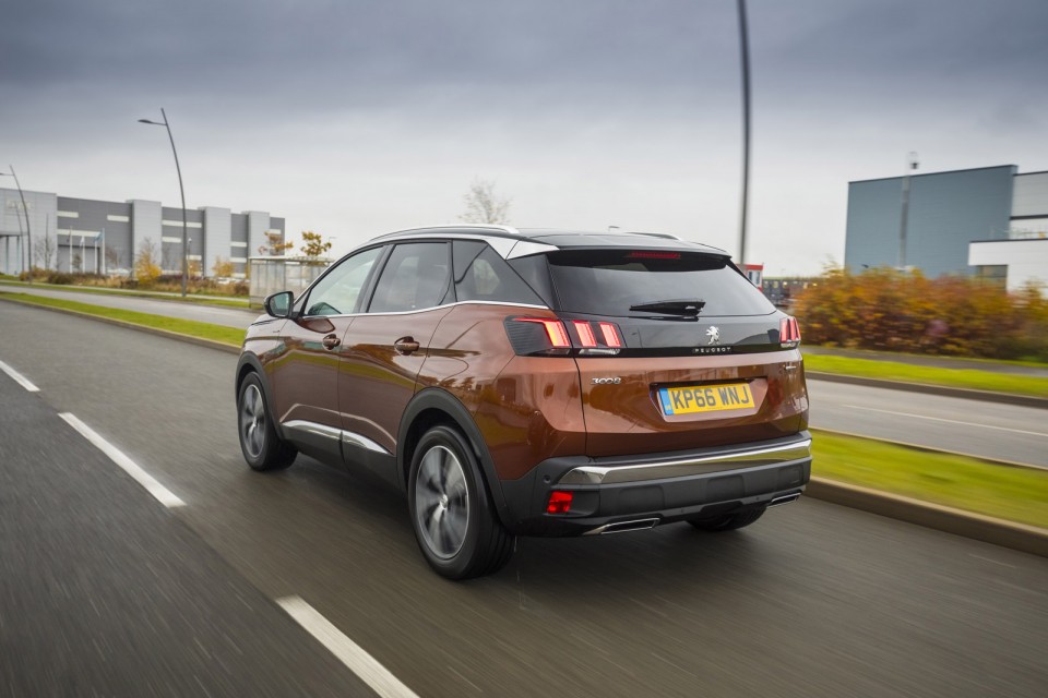 Photo officielle Peugeot 3008 II GT Line Metallic Copper (UK)