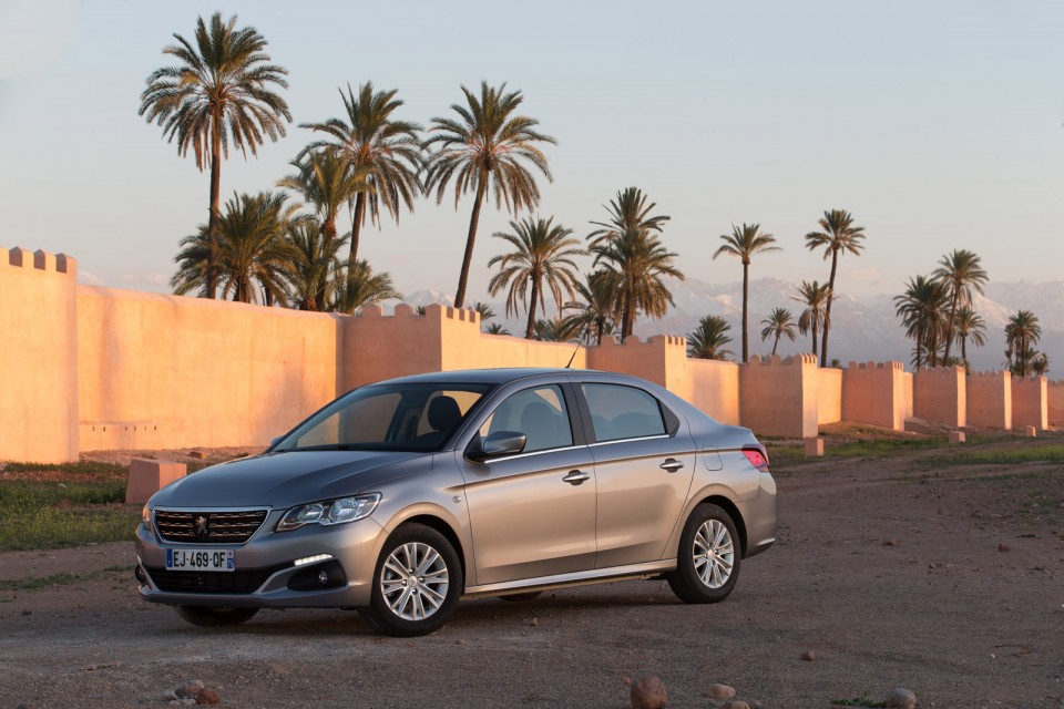 Photo 3/4 avant Peugeot 301 I restylée Allure Gris Artense - Es