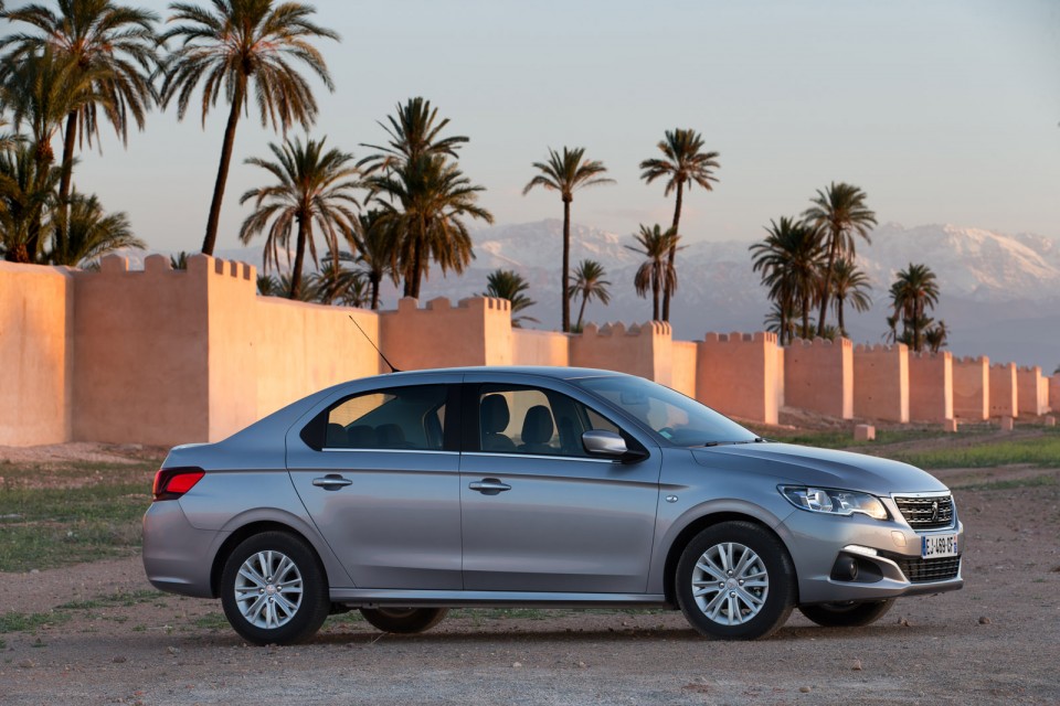 Photo 3/4 avant Peugeot 301 I restylée Allure Gris Artense - Es