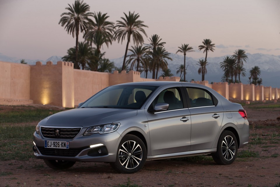 Photo 3/4 avant Peugeot 301 I restylée Allure Gris Artense - Es