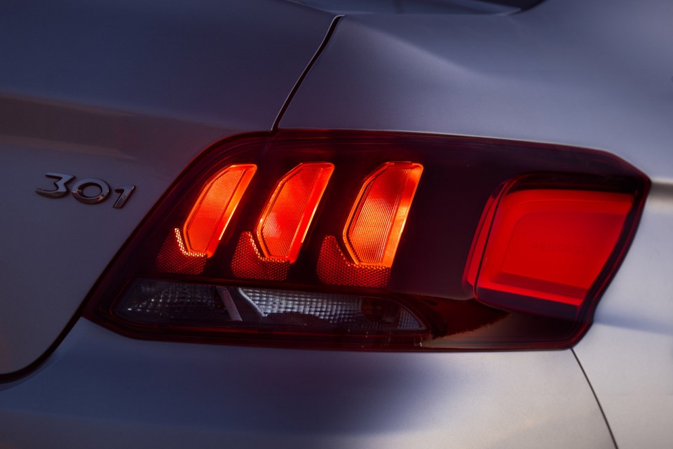 Photo feu arrière LED Peugeot 301 I restylée Allure Gris Arten