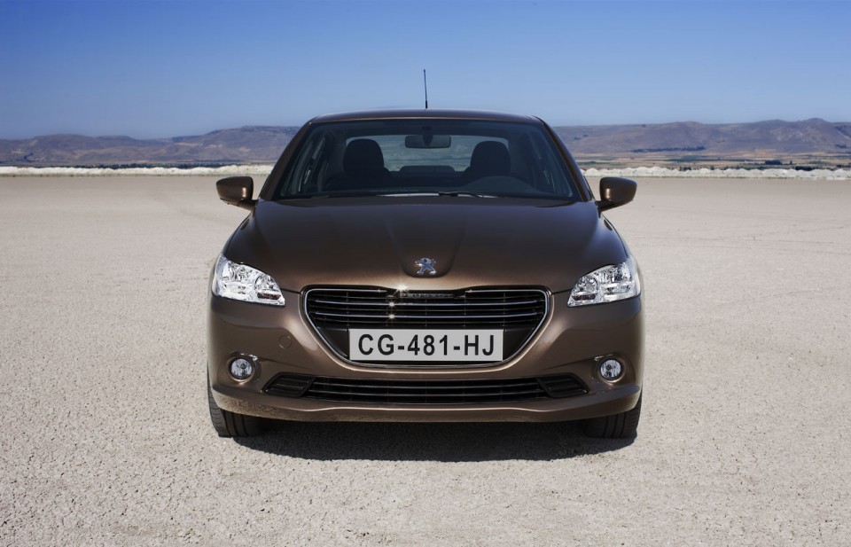 Photo face avant Peugeot 301 I Brun Rich Oak (2012)