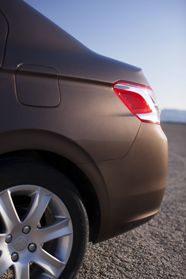 Photo aile arrière Peugeot 301 I Brun Rich Oak (2012)