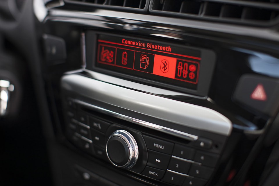 Photo autoradio BlueTooth Peugeot 301 I Brun Rich Oak (2012)