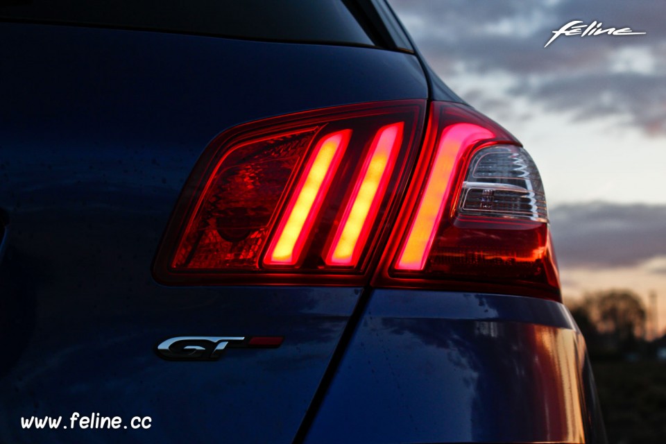 Photo feu arrière LED Peugeot 308 GT Bleu Magnetic - 2.0 BlueHD