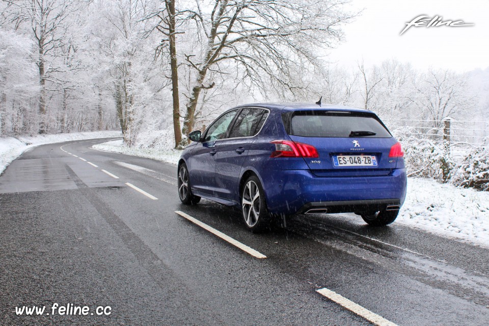 Photo 3/4 arrière essai route Peugeot 308 GT PureTech 225 EAT8