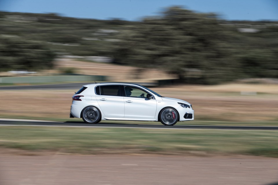 Photo Peugeot 308 GTi restylée Blanc Nacré - Essais circuit 20