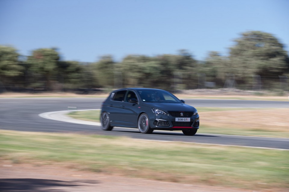 Photo Peugeot 308 GTi restylée Gris Hurricane - Essais circuit