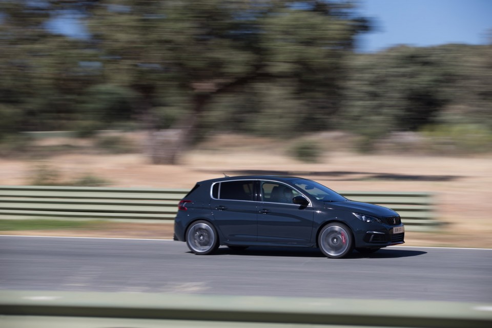 Photo Peugeot 308 GTi restylée Gris Hurricane - Essais circuit