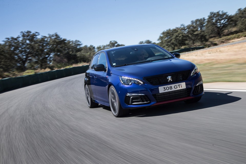 Photo 3/4 avant dynamique Peugeot 308 GTi restylée Coupe Franch