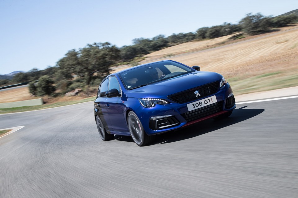 Photo 3/4 avant dynamique Peugeot 308 GTi restylée Coupe Franch