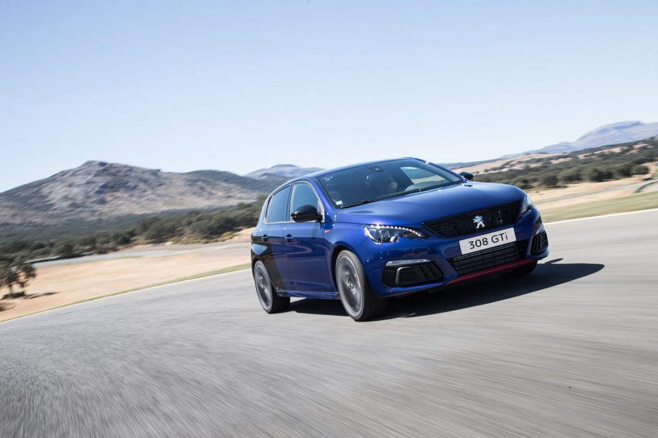 Photo 3/4 avant dynamique Peugeot 308 GTi restylée Coupe Franch