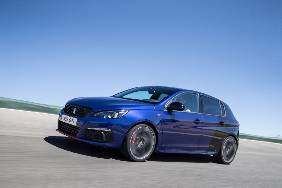 Photo 3/4 avant dynamique Peugeot 308 GTi restylée Coupe Franch