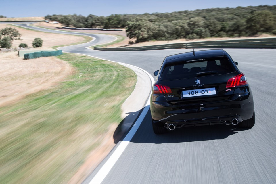 Photo face arrière dynamique Peugeot 308 GTi restylée Coupe Fr