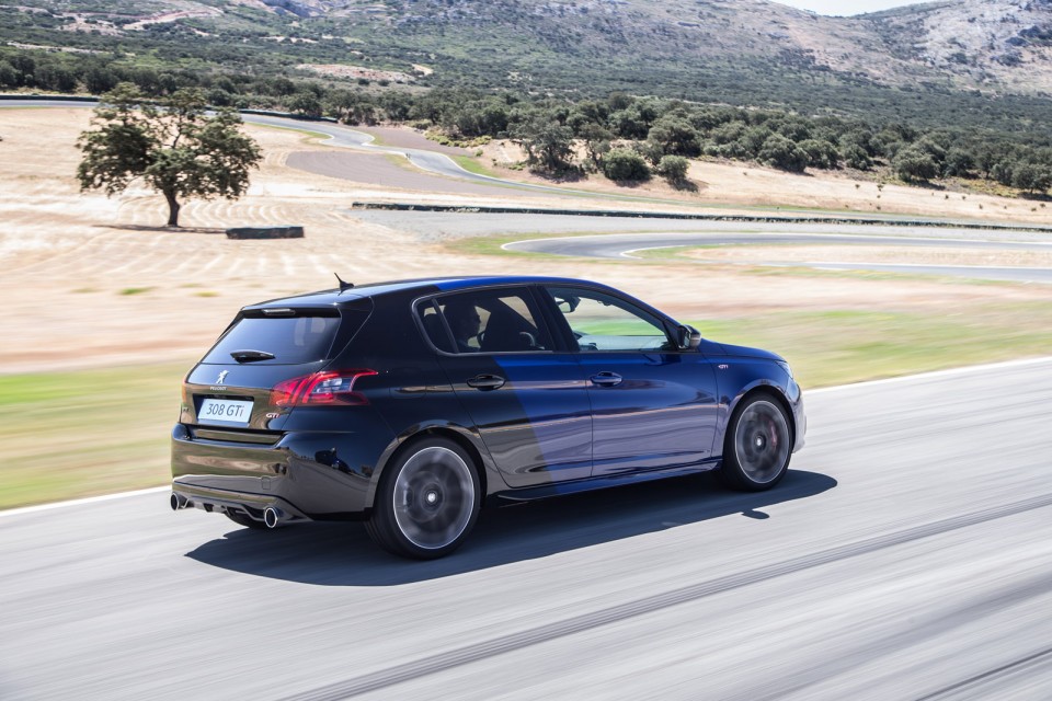 Photo 3/4 arrière dynamique Peugeot 308 GTi restylée Coupe Fra