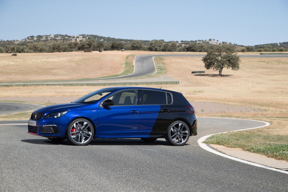 Photo 3/4 avant statique Peugeot 308 GTi restylée Coupe Franche