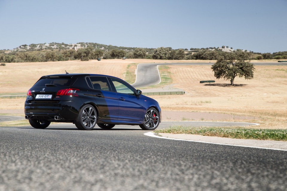 Photo 3/4 arrière statique Peugeot 308 GTi restylée Coupe Fran