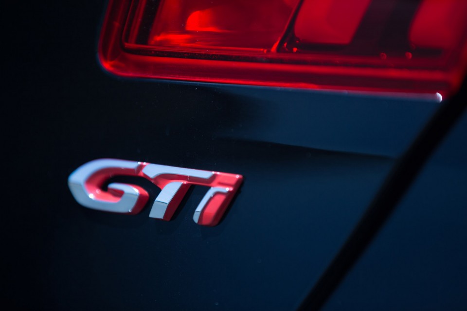 Photo sigle Peugeot 308 GTi restylée Coupe Franche Bleue - Essa