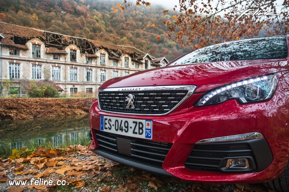 Photo bouclier avant Peugeot 308 SW GT restylée Rouge Ultimate