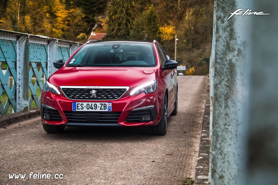 Photo essai routier Peugeot 308 SW GT restylée Rouge Ultimate -