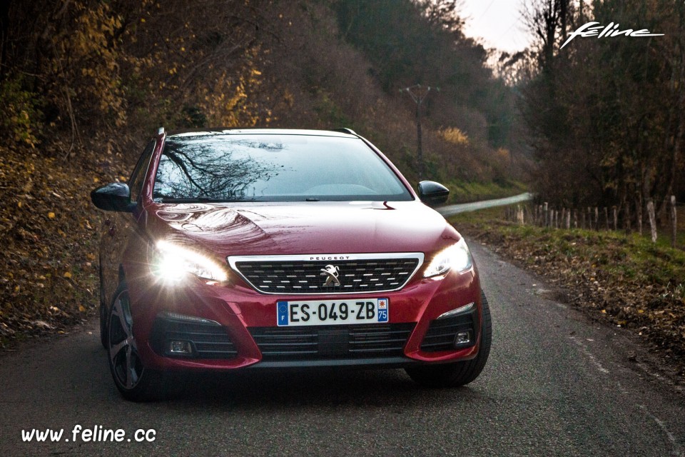 Photo face avant Peugeot 308 SW GT restylée Rouge Ultimate - 1.