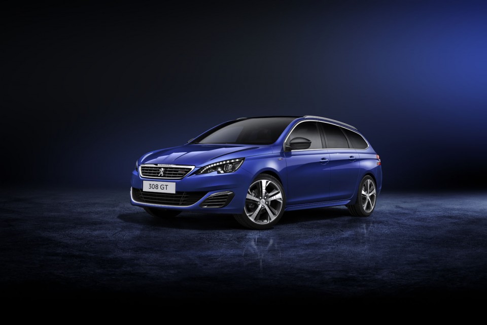 Photo 3/4 avant (fond noir) Peugeot 308 SW GT