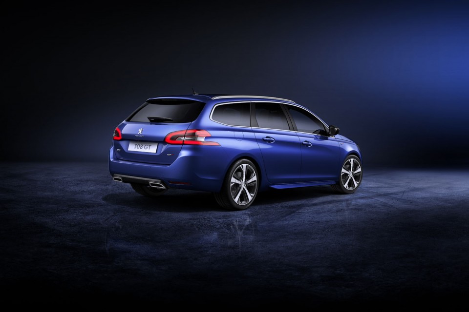 Photo 3/4 arrière (fond noir) Peugeot 308 SW GT