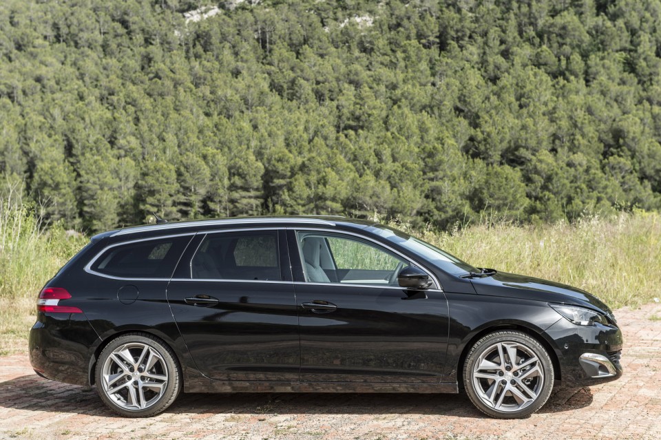 Photo Peugeot 308 SW II Féline Noir Perla Nera (Espagne)