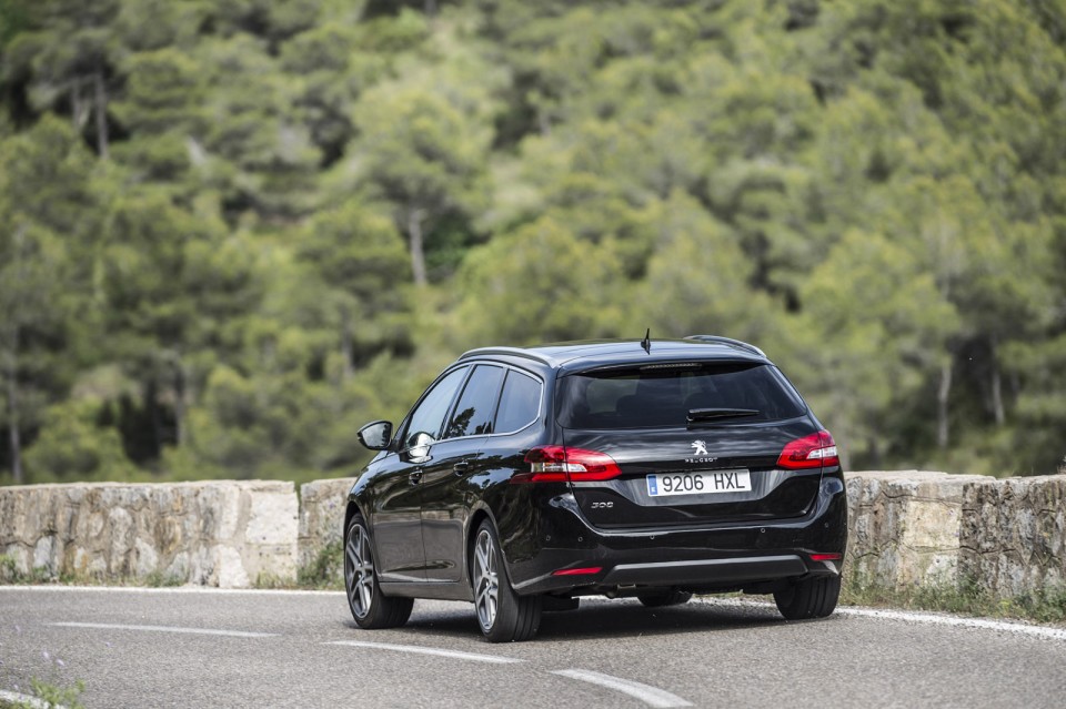 Photo Peugeot 308 SW II Féline Noir Perla Nera (Espagne)