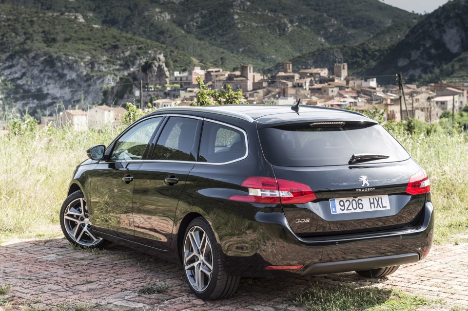 Photo Peugeot 308 SW II Féline Noir Perla Nera (Espagne)