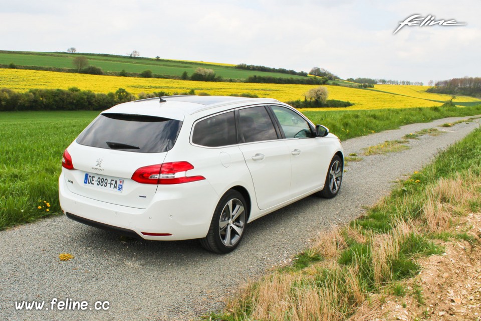 Photo 3/4 arrière Peugeot 308 SW II Allure Blanc Nacré - 2.0 BlueHDi 150