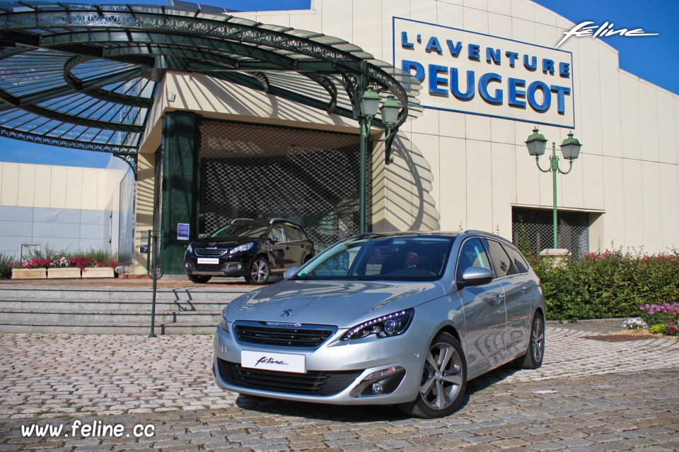 Photo Peugeot 2008 Crossway Noir Perla Nera et 308 SW II Féline Gris Aluminium