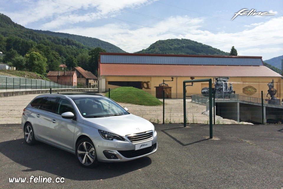 Photo Pont de Roide Peugeot 308 SW II Féline Gris Aluminium - 2.0 BlueHDi 150 EAT6