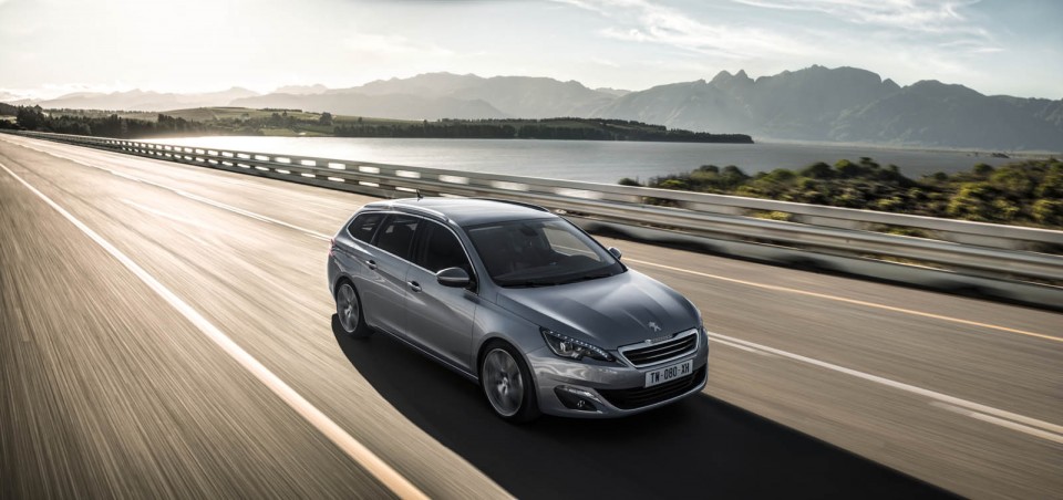 Photo dynamique Peugeot 308 SW II Féline Gris Artense