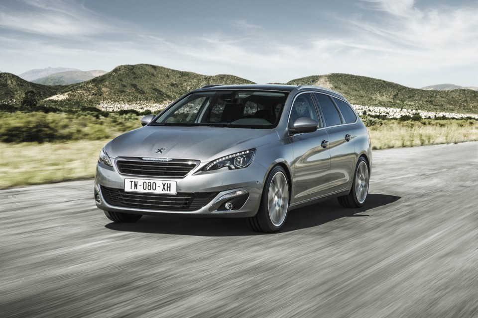 Photo 3/4 avant dynamique Peugeot 308 SW II Féline Gris Artense