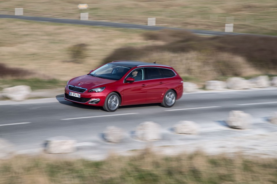 Photo officielle Peugeot 308 SW II Allure Rouge Rubi