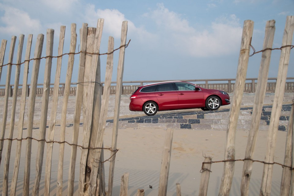 Photo officielle Peugeot 308 SW II Allure Rouge Rubi