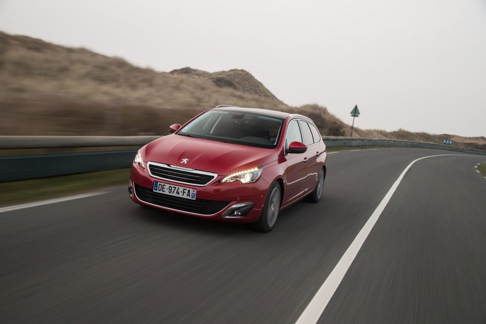 Photo officielle Peugeot 308 SW II Allure Rouge Rubi