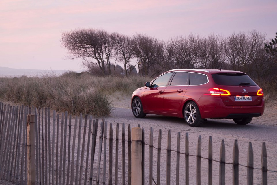 Photo officielle Peugeot 308 SW II Allure Rouge Rubi