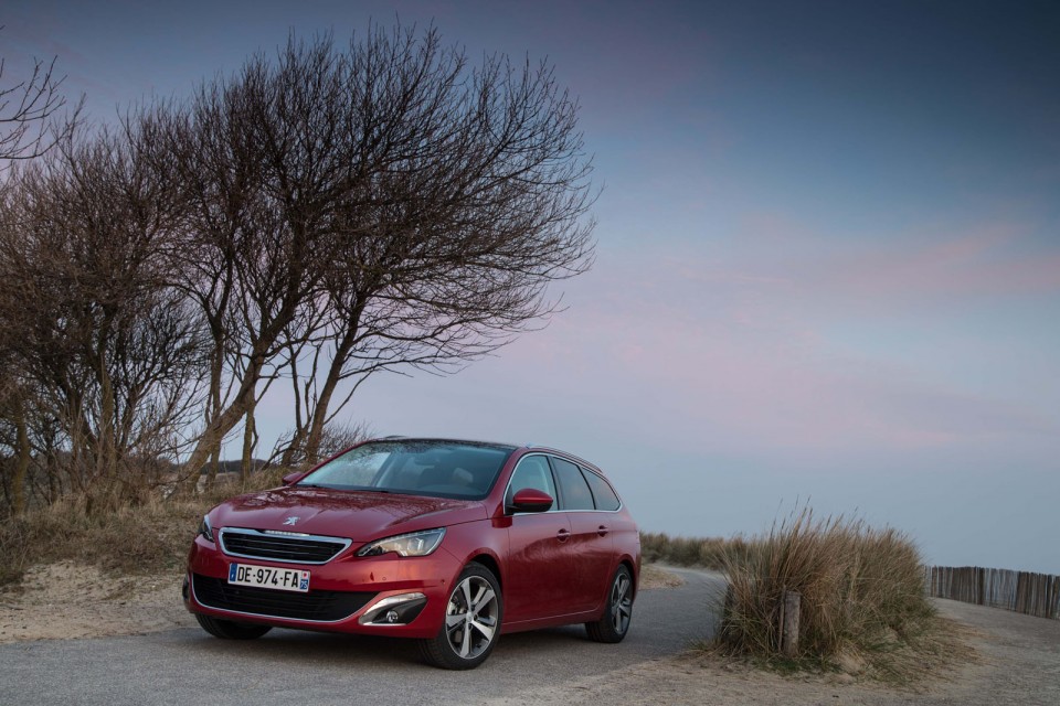 Photo officielle Peugeot 308 SW II Allure Rouge Rubi