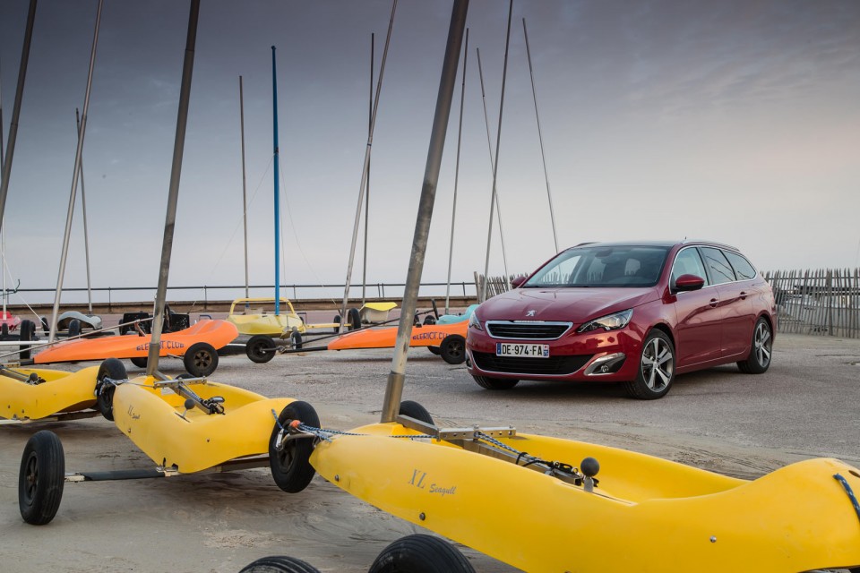 Photo officielle Peugeot 308 SW II Allure Rouge Rubi