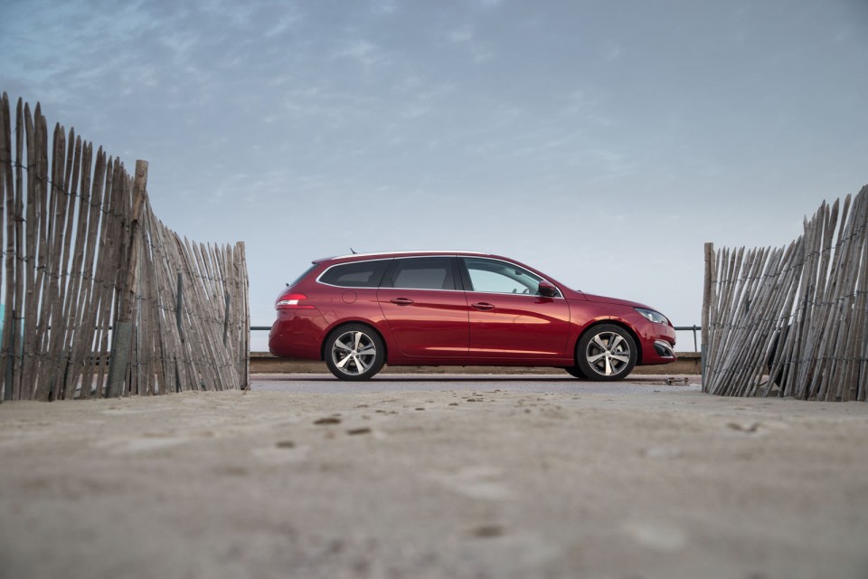 Photo officielle Peugeot 308 SW II Allure Rouge Rubi